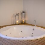 Jacuzzi privado em quarto de turismo rural.