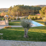 Jardim e piscina da Casa das Camélias.