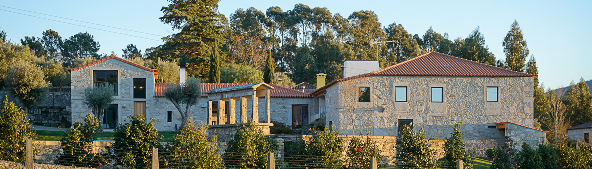 Banner da Casa do Pinheiro Manso em panorama.